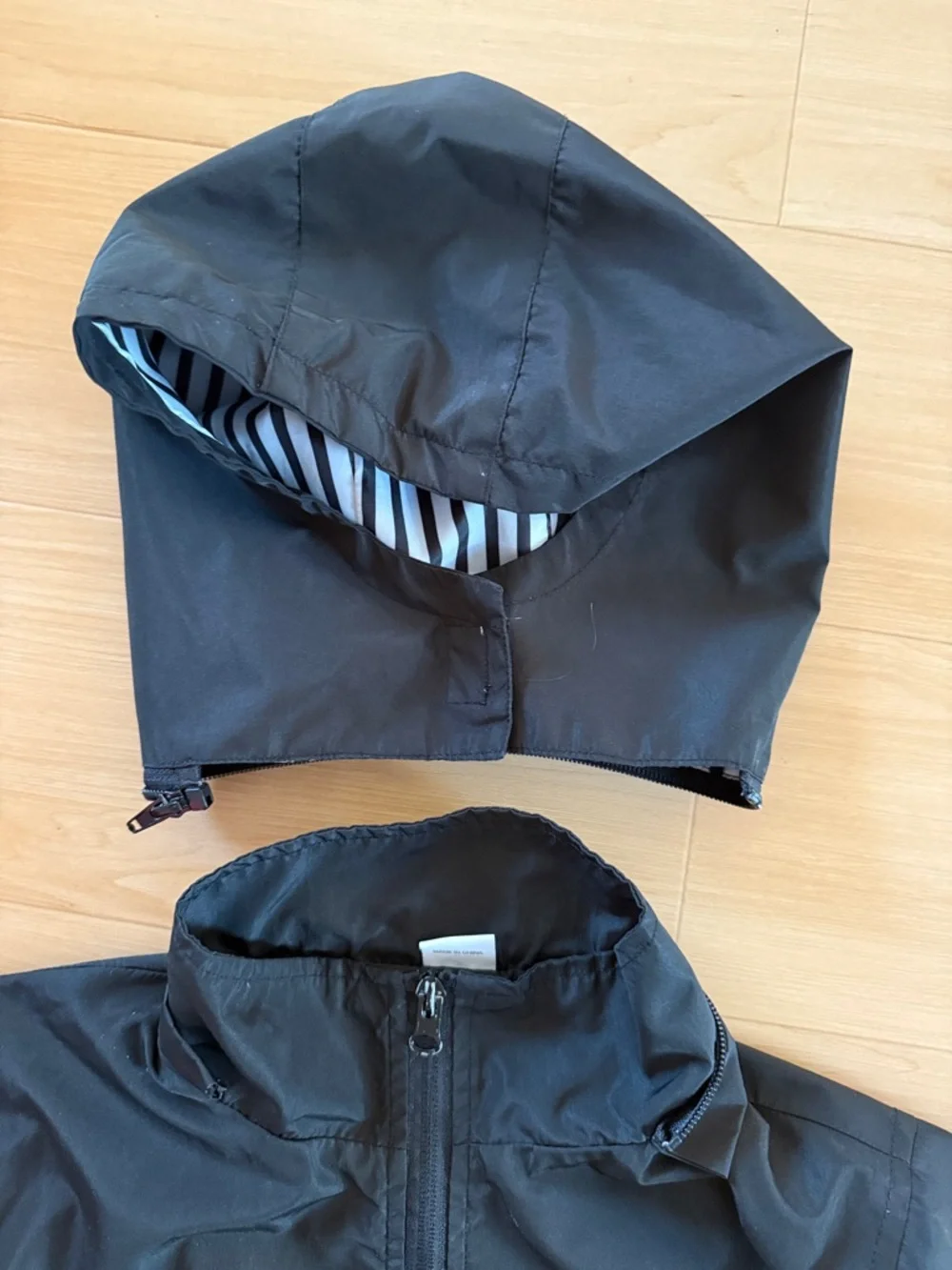 BOYS RAIN JACKET WITH DETACHABLE HOOD LIGHTWEIGHT RAINCOAT BLACK WHITE SZ SMALL